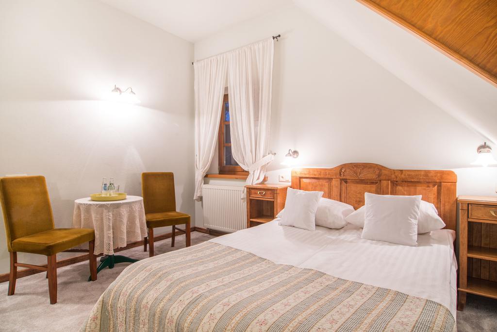 Folwark Walencja Hotel คาชิเมียร์ซ ดอลนี ภายนอก รูปภาพ